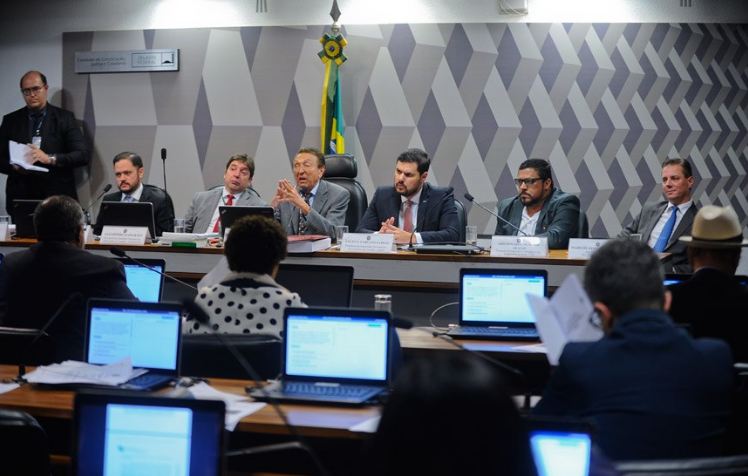 Debatedores divergem sobre legalidade da reforma trabalhista
