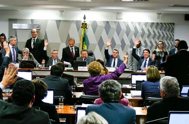 Reforma trabalhista passa na CCJ e segue para o Plenário