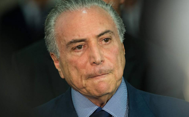 Temer adia reformas para se concentrar em sobrevivência