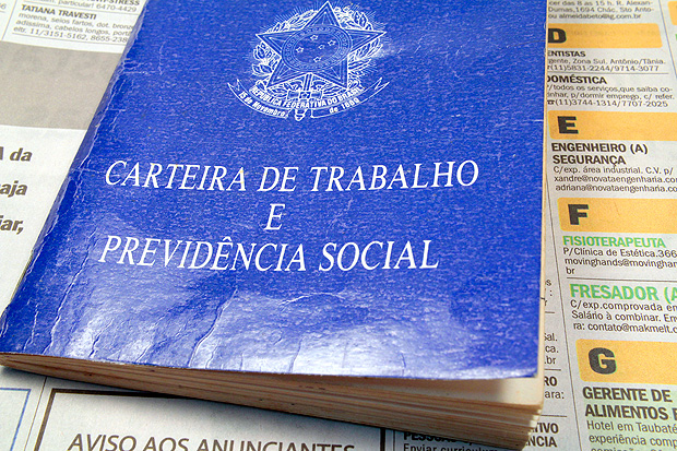 Vaga com carteira assinada dá primeiro sinal de reação em dois anos